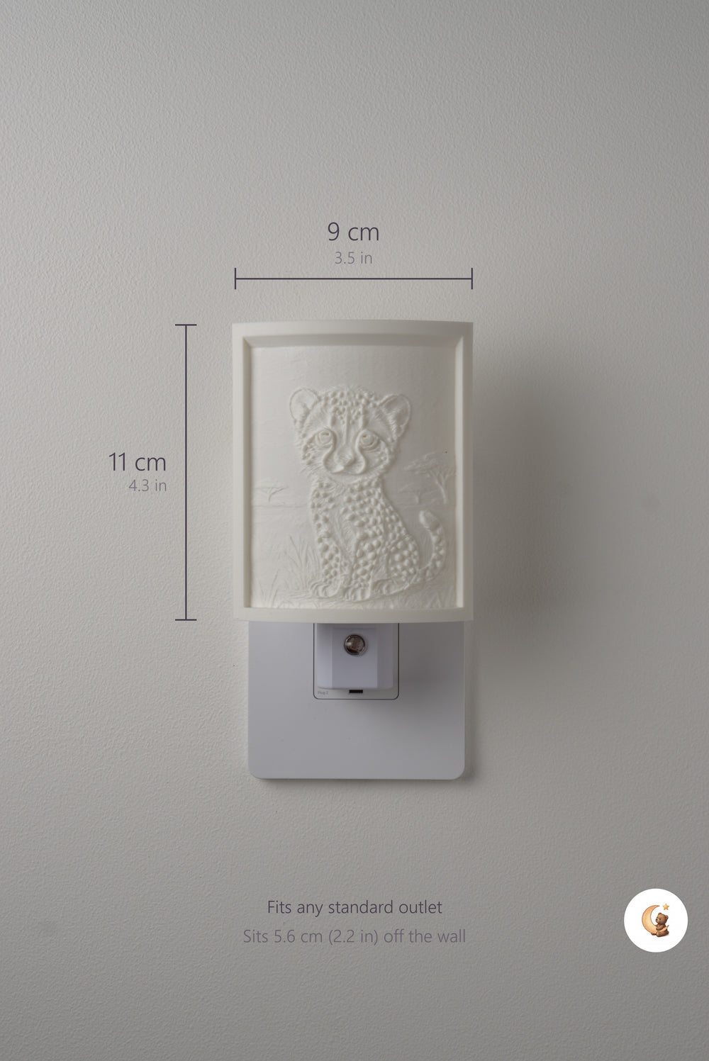 Size guide: the Cheetah night light is 9 cm (3.5 in) wide by 11 cm (4.3 in) tall and fits any standard outlet