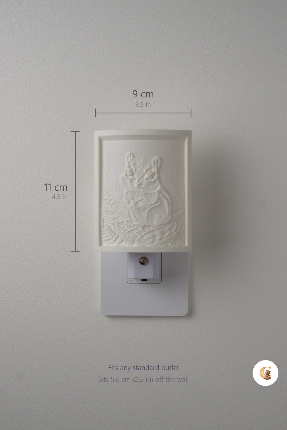Size guide: the Chipmunk night light is 9 cm (3.5 in) wide by 11 cm (4.3 in) tall and fits any standard outlet