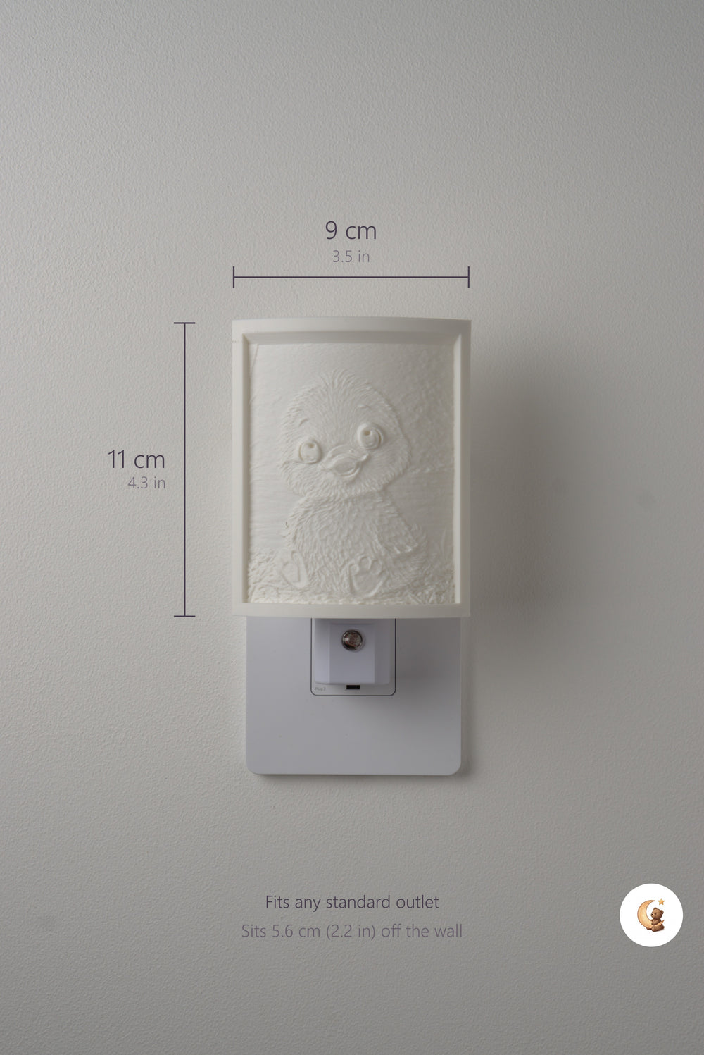 Size guide: the Duckling night light is 9 cm (3.5 in) wide by 11 cm (4.3 in) tall and fits any standard outlet