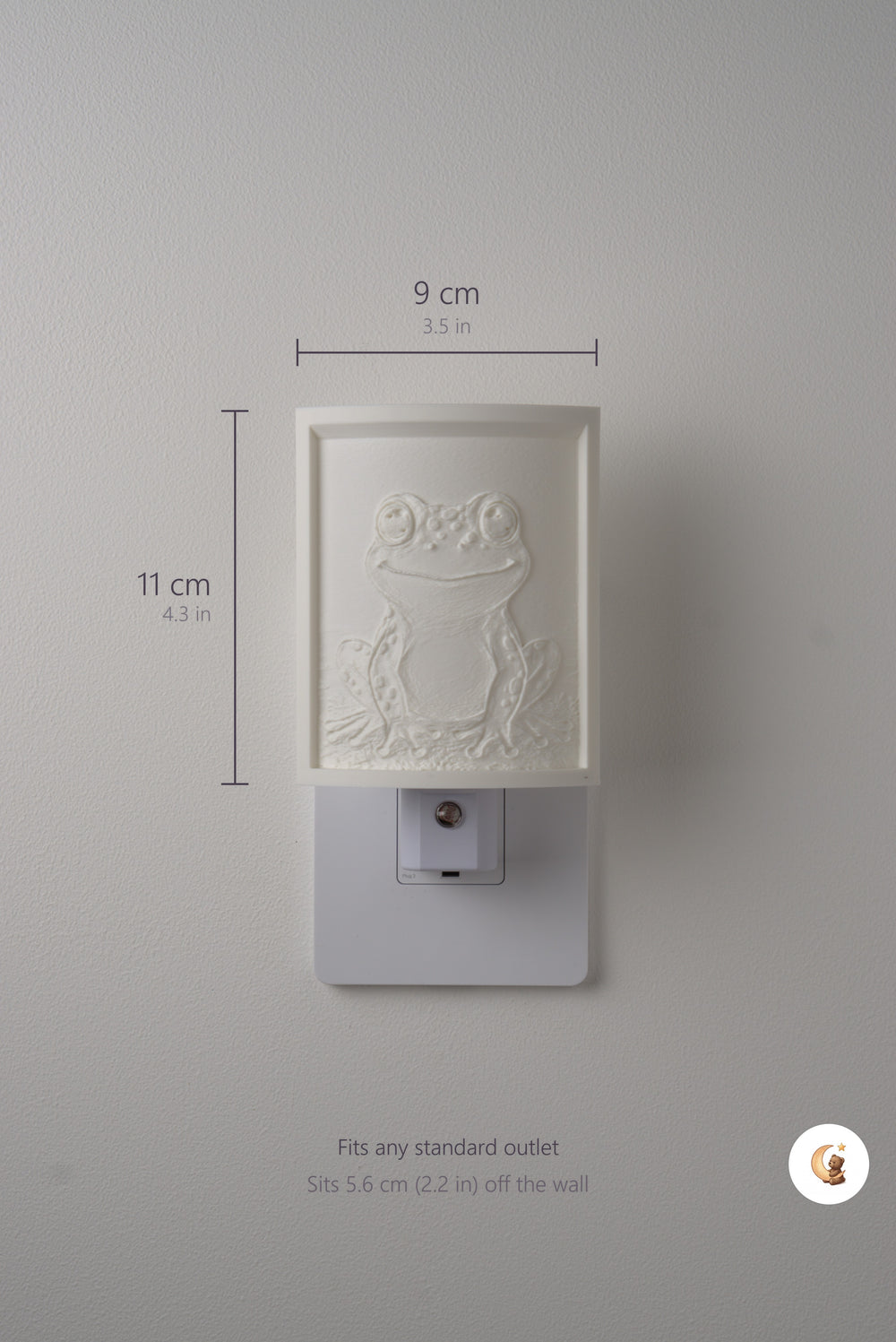 Size guide: the Frog night light is 9 cm (3.5 in) wide by 11 cm (4.3 in) tall and fits any standard outlet