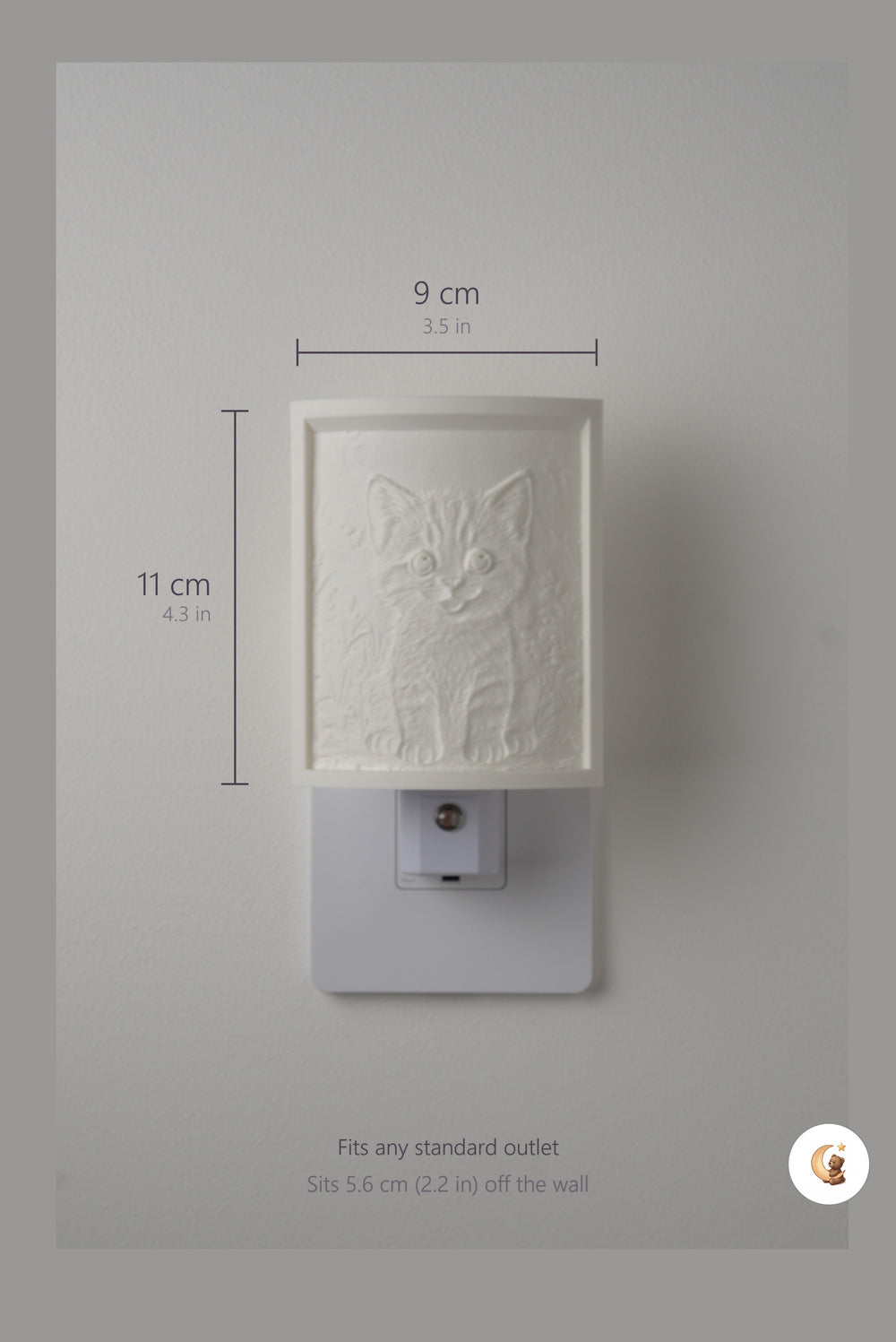 Size guide: the Kitten night light is 9 cm (3.5 in) wide by 11 cm (4.3 in) tall and fits any standard outlet