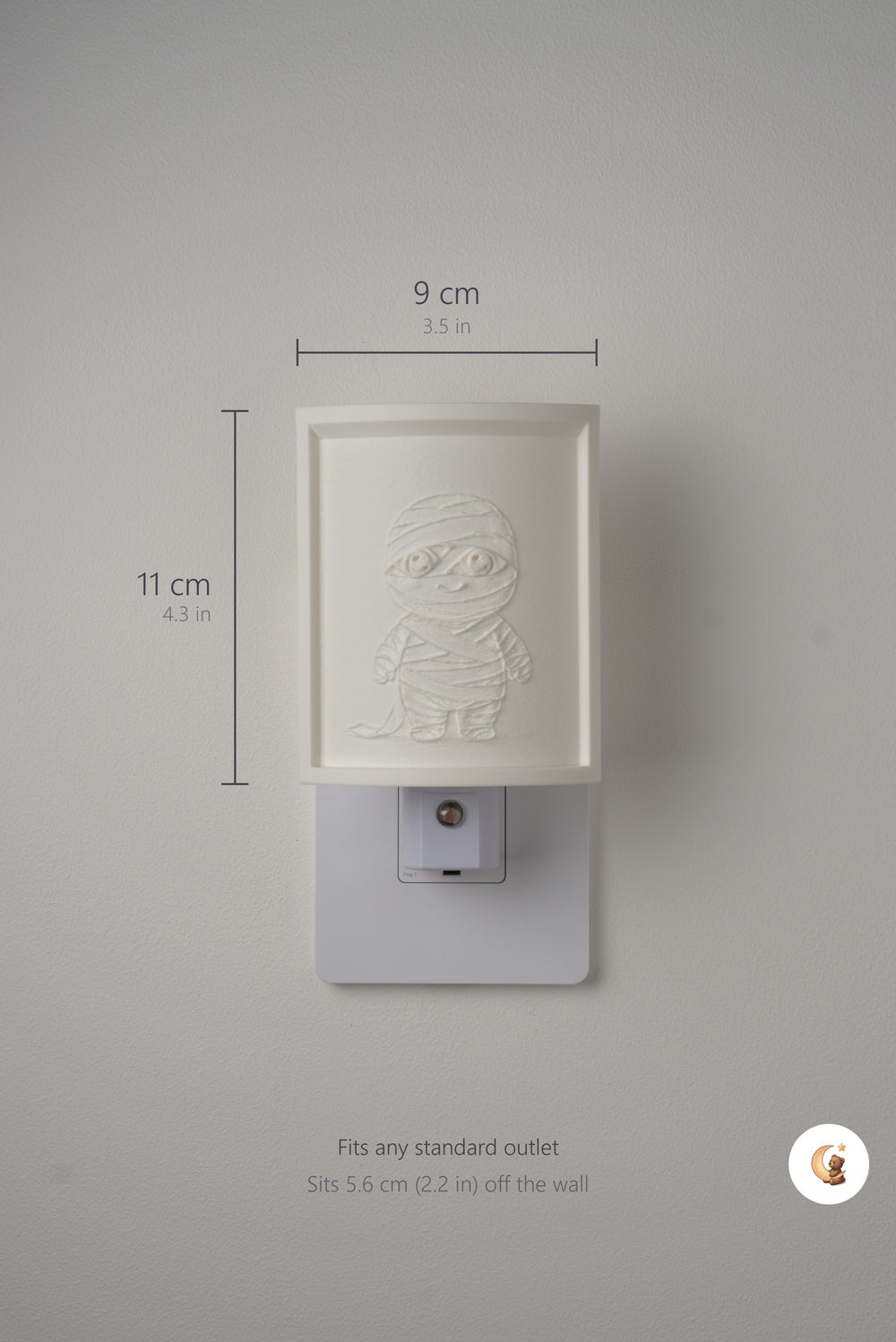 Size guide: the Mummy night light is 9 cm (3.5 in) wide by 11 cm (4.3 in) tall and fits any standard outlet