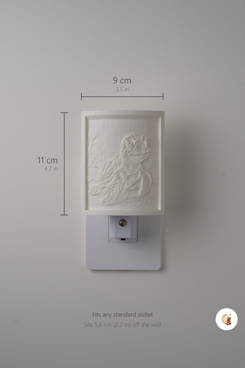 Size guide: the Sea Turtle night light is 9 cm (3.5 in) wide by 11 cm (4.3 in) tall and fits any standard outlet