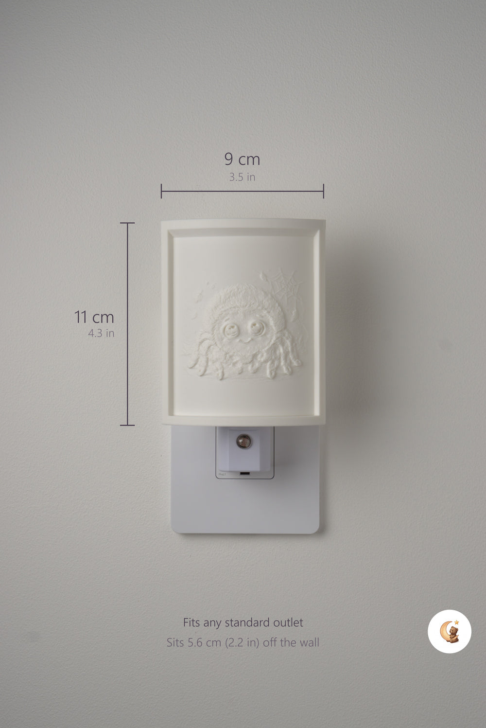 Size guide: the Spider night light is 9 cm (3.5 in) wide by 11 cm (4.3 in) tall and fits any standard outlet